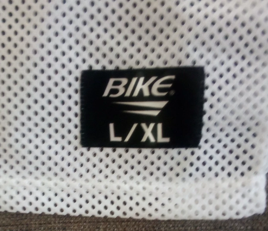 Camiseta deportiva de práctica de malla blanca para bicicleta manga corta L/XL tiene una etiqueta Foto 2 de 4