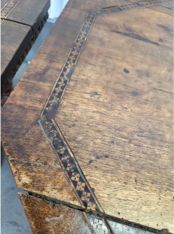 Par de mesas auxiliares octogonales antiguas - diseño inglés estilo jacobeo con incrustaciones Foto 3 de 4