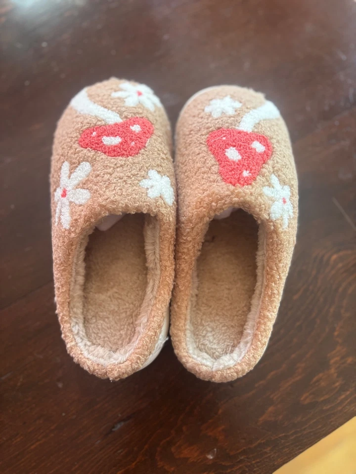 Mushroom Novelty女式9码拖鞋 — 第 3/4 张图片