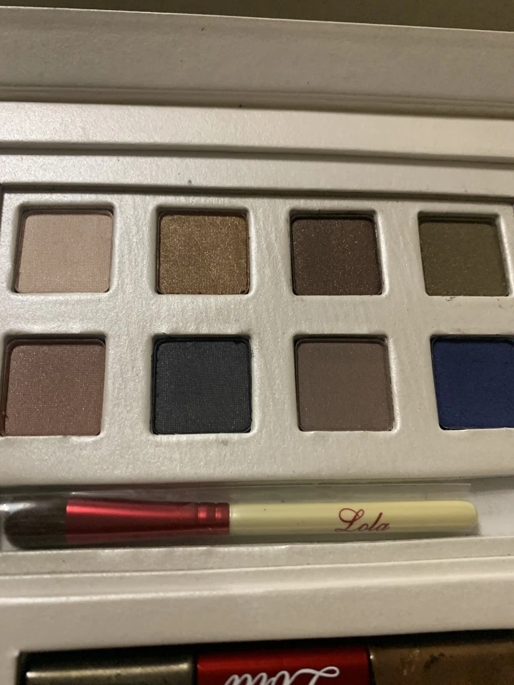 LOLA Eye Shadow PALETTE 8 SHADOWS 1 BRUSH PLEASE READ VINTAGE NEW - Image 3 of 4