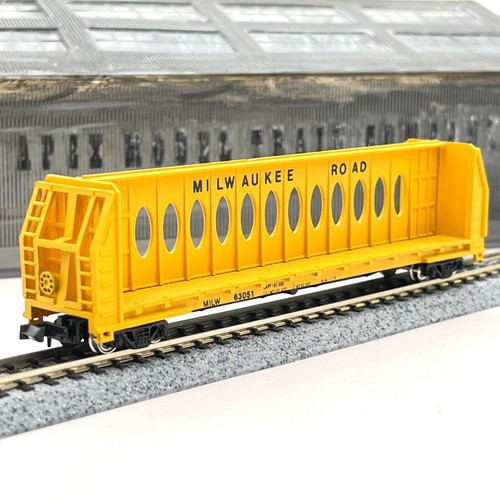 Con-Cor 1231G Milwaukee Road 60 ft Bulkhead Centerbeam Flat Car 63051 N Scale