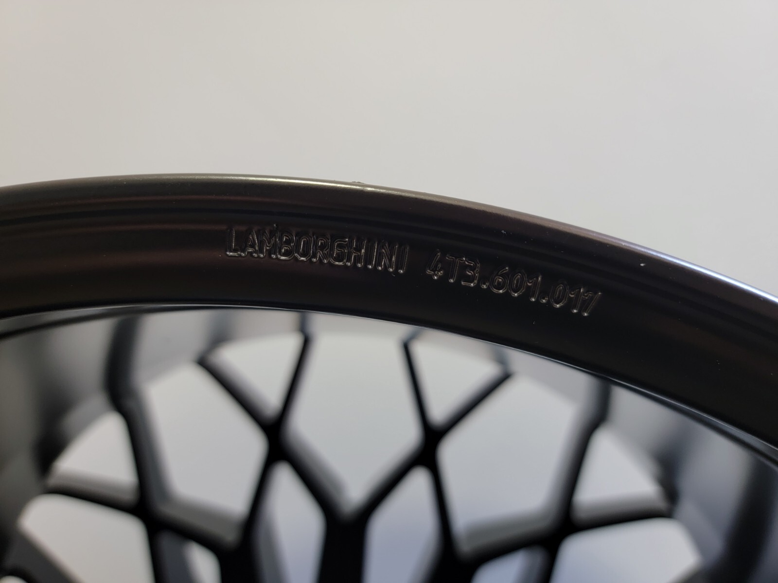 LAMBORGHINI HURACAN STO REAR WHEEL RIM OEM 4T3601017R CENTER LOCK 