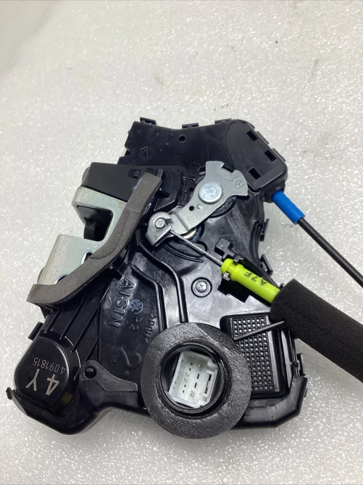 Actuador de bloqueo de puerta de pasajero delantero derecho Toyota Prius C 2016-2018 A046693 OEM Foto 2 de 4