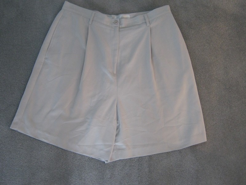 IZOD CLUB (International Tour) Beige Golf/Leisure Shorts- Size 12