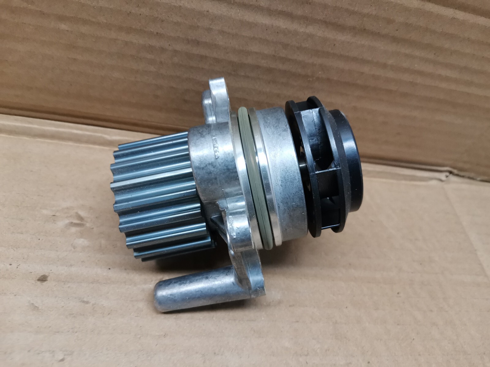 Pompe à eau pour VW Passat Touran Golf IV et Audi A3 A4 A6 moteur TDI