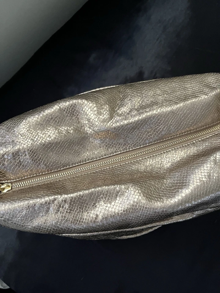 Bolso sin asas para mujer Elie Tahari Daphne dorado cuero pitón en relieve Foto 4 de 4