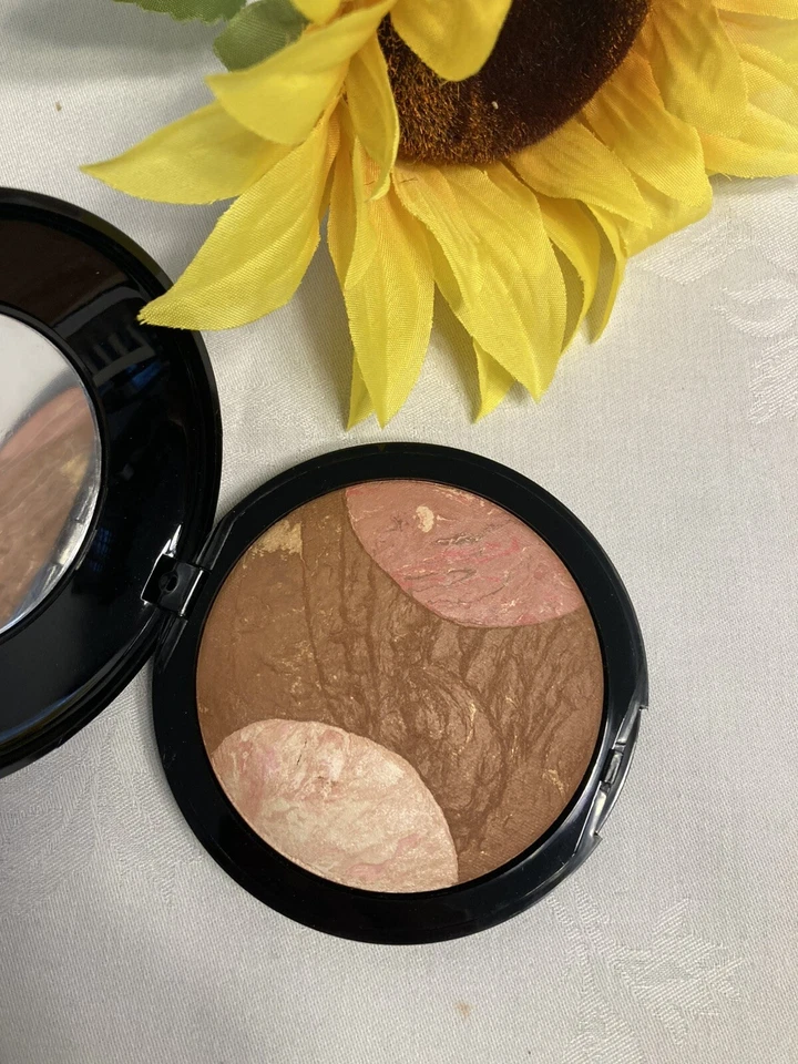 LauraGeller - Iluminador facial al horno, rubor y glaseado corporal .88 oz abollado Foto 2 de 4