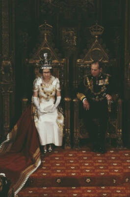 Queen delivers the Queen s Speech in the House of Lords 1970s OLD PHOTO