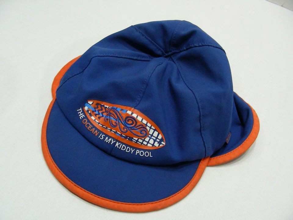 THE OCEAN IS MY KIDDIE POOL - REI - ¡Gorra para el sol talla 6-12M con solapa para el cuello! Foto 3 de 4