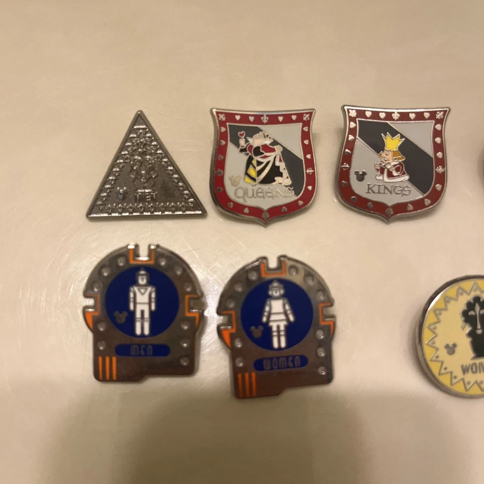 Prendedor de miembro del elenco de Disneyland 2017 juego completo de Mickey oculto signo de baño reina Foto 4 de 4