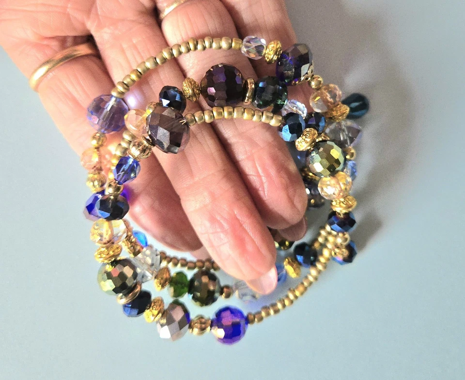 Pulseira e brincos combinando feitos à mão de contas douradas e azuis... - Imagem 2 de 4