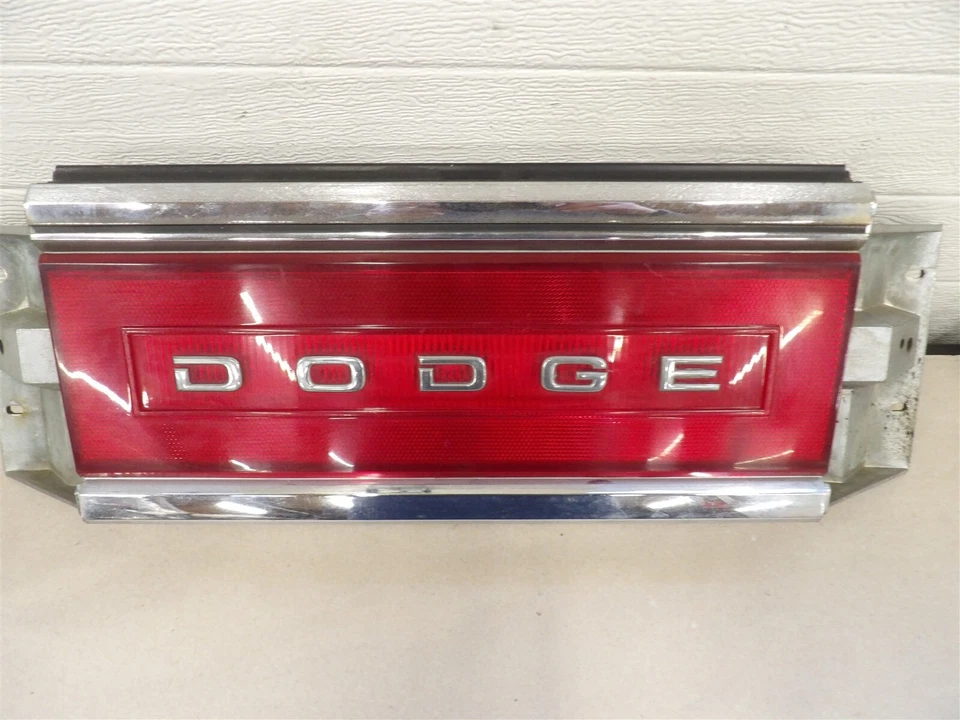 PANEL DE LUZ TRASERA CROMADO DODGE DINASTÍA 1988-1993 CENTRO MERCADO DE EE. UU. PLACA DE IDENTIFICACIÓN Foto 2 de 4