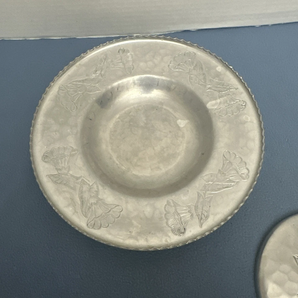 Plato martillado de aluminio forjado Farberware "Morning Glory" de colección con tapa coordinadora Foto 3 de 4