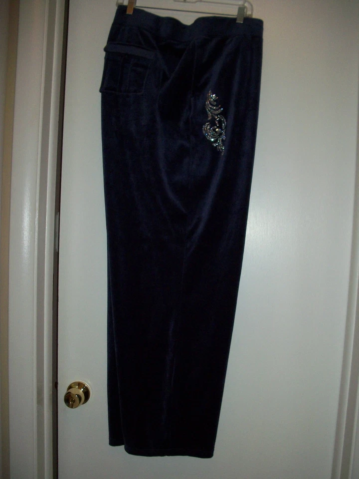 ЖЕНСКИЙ РАЗМЕР 20W / 22W БАРХАТА/ВЕЛЮРА БРЮКИ С СТРАЗАМИ COVINGTON НОВЫЙ С ЯРЛЫКАМИ ФИОЛЕТОВЫЙ - Изображение 2 из 4