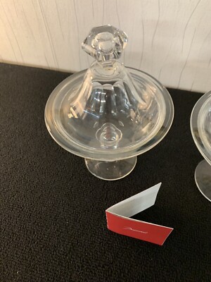 PAIRE DE DRAGEOIRS sur coupelles en cristal moulé