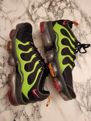 Nike Air Vapormax Plus Mens 9.5 Black Ember Glow Lime Green CU4884-001 Road Run