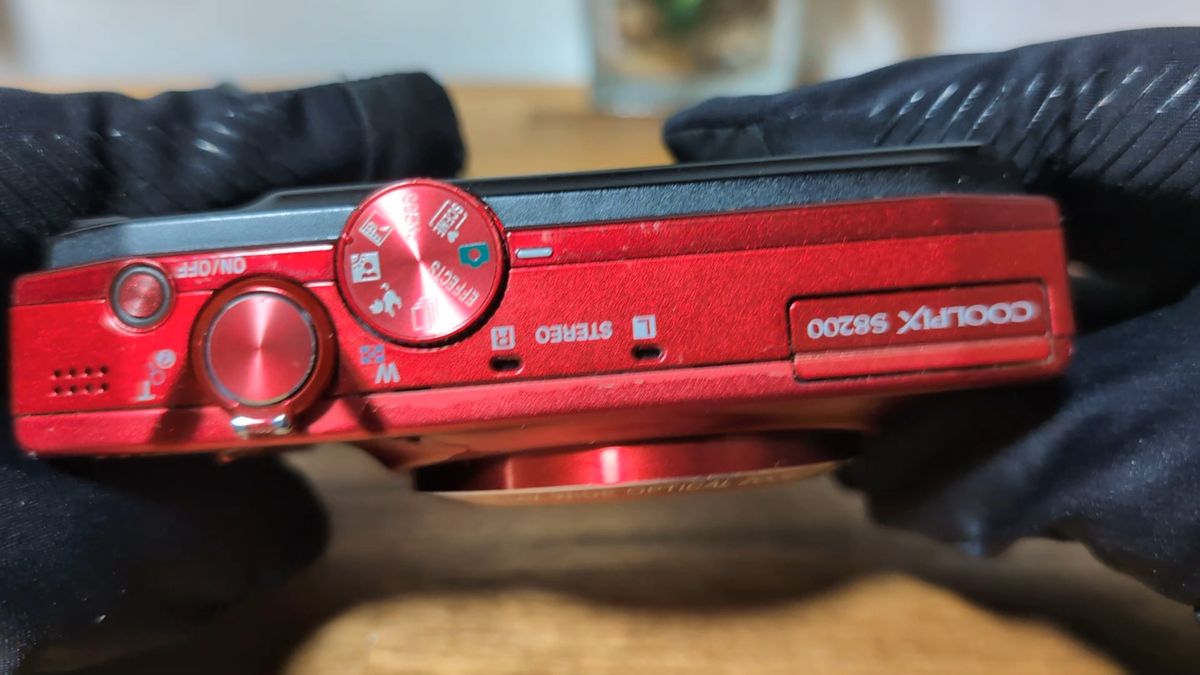 N MINT Nikon COOLPIX S8200 16.1MP Compact Digital Camera Red