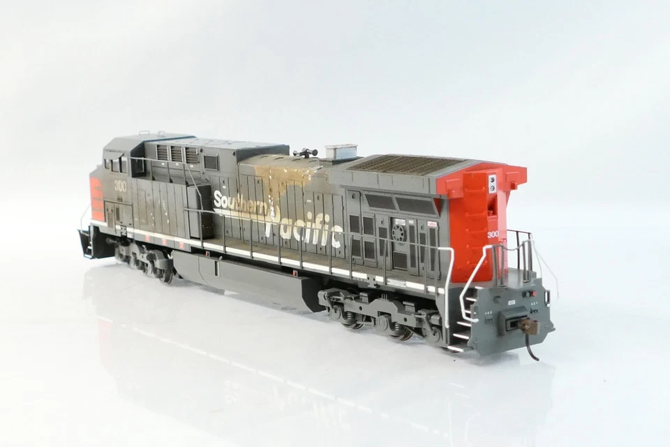 RoundHouse HO Scale DCC Locomotive Southern Pacific 300 AC4400CW - Image 3 of 4