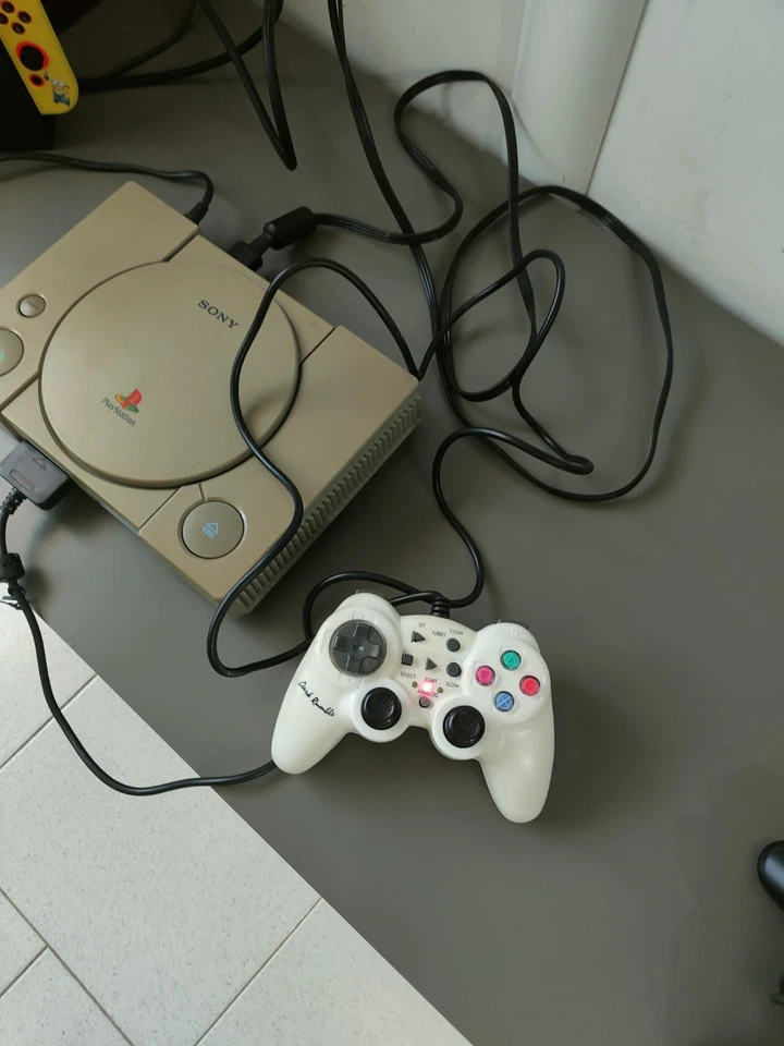 Sony PlayStation 1 Console con Controller - Grigio (SCPH-9002), foto 1 di 5