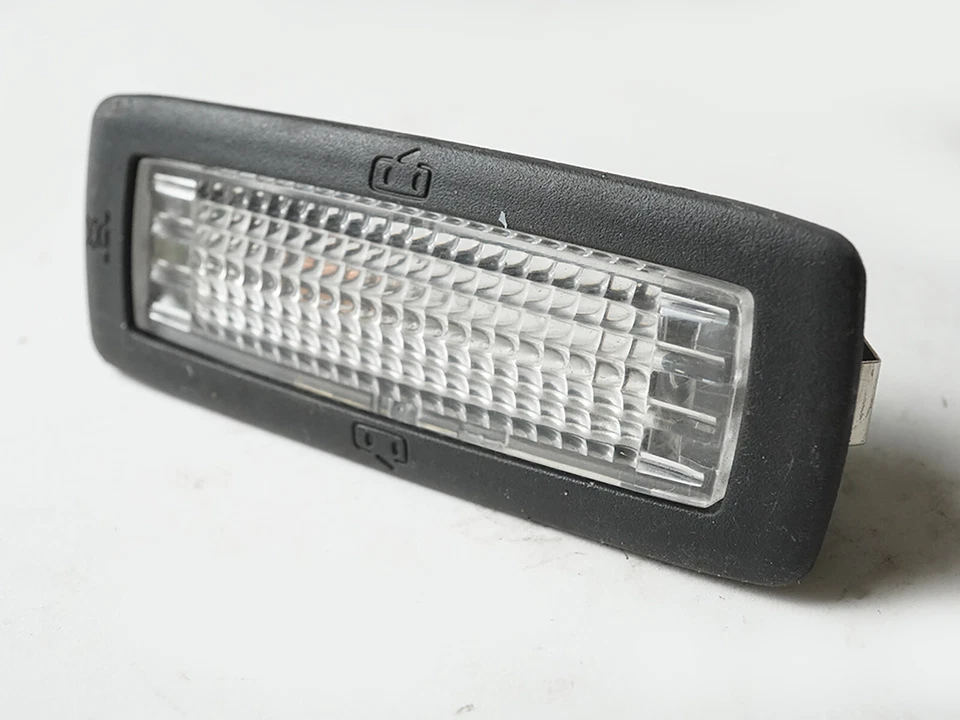 Lámpara luz maletero escotilla carga interior trasero derecho Subaru Tribeca 2006-2007 Rh Foto 2 de 4