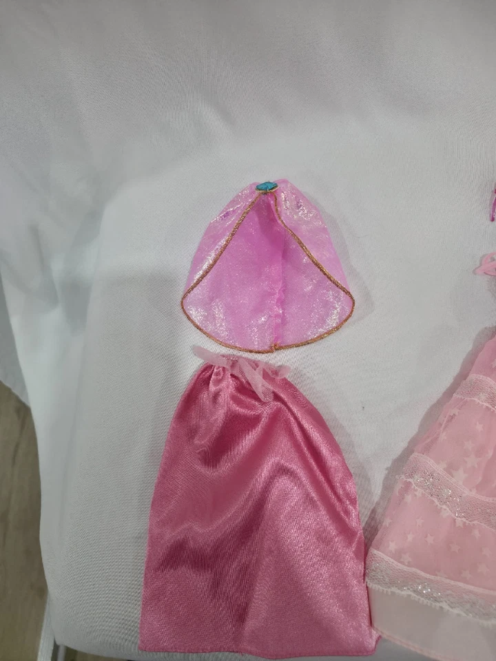 Barbie Boda Lote De 4 Trajes Con Vestidos De Cuervo Ramo De Flores Elegante  Foto 2 de 4