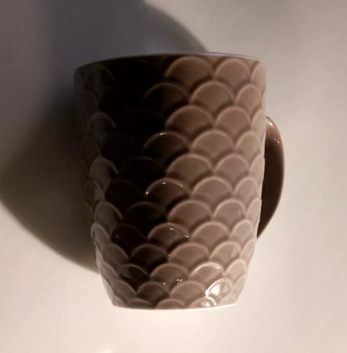 NAVA Becher mit Griff Henkel Wellen Muscheln Muster grau weiß Tasse neu
