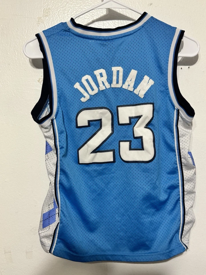 Camiseta Michael Jordan #23 Carolina del Norte Tacones Alquitranados Azul Marca Jordan UNC M Niños Foto 3 de 3
