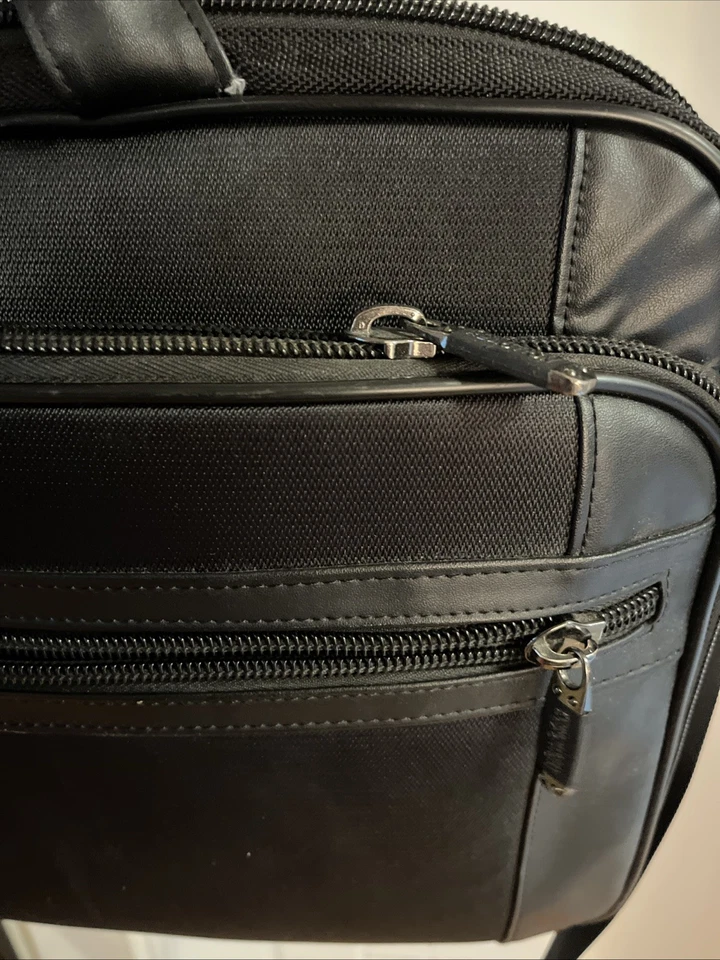 Bolso Bandolera Kenneth Cole Reaction R-Tech para Laptop Negro Usado Foto 4 de 4