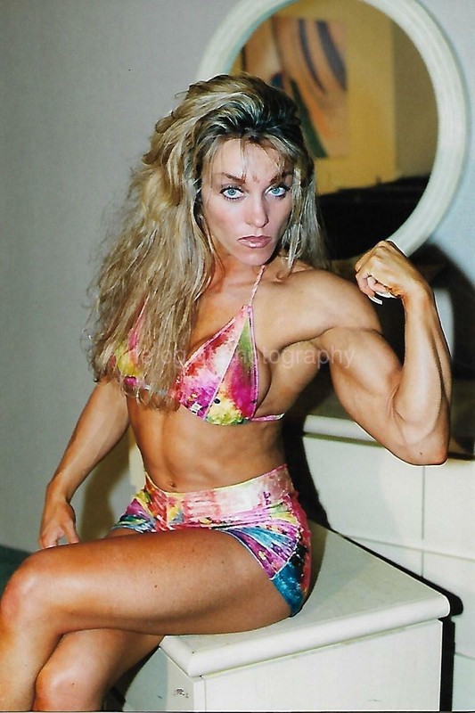 PRETTY WOMAN 80's 90's FOUND PHOTO Color MUSCLE GIRL Original EN 18 22 P