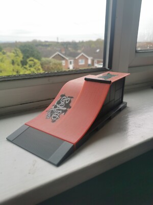 Teck Deck Rampe Set / Rot mit Graffiti / Gebraucht / 49cm / Rampen können getrennt werden / Tiny Chip....