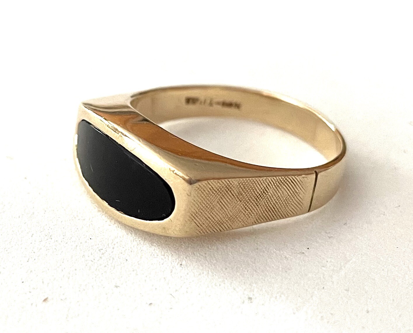 14K YELLOW GOLD MANS RING BRUSHED SIDES & ELONGATED O… Gem