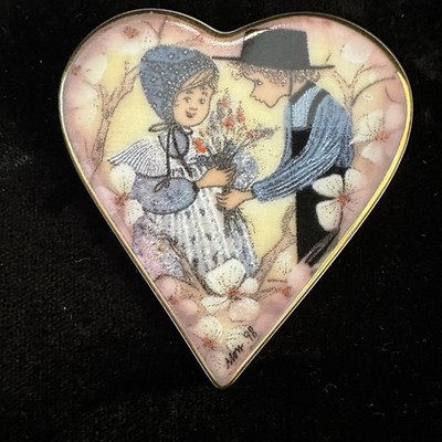 P. Buckley Moss Society 1998 Heart Brooch Pin in Original Box Member Exclusive