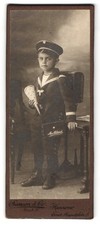Fotografie Samson & Co., Hannover, Ernst Augustplatz 5, Junger Knabe im Matrose 