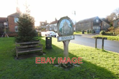 FOTO BINHAM DORFSCHILD (2) DAS WEST-END DES BINHAM PRIORATS IST ALLEIN ZU SEHEN O