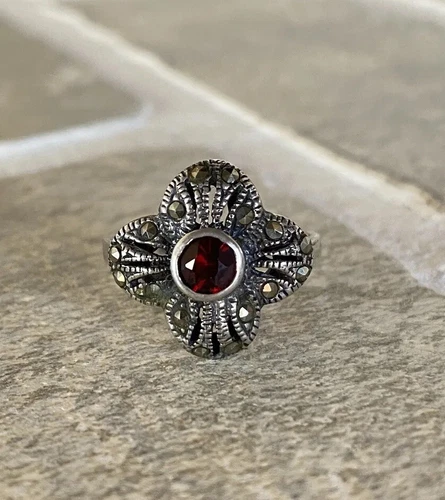 Vintage Sterling Silver Faceted Marcasite Garnet Flower Cocktail Ring Band 7.5