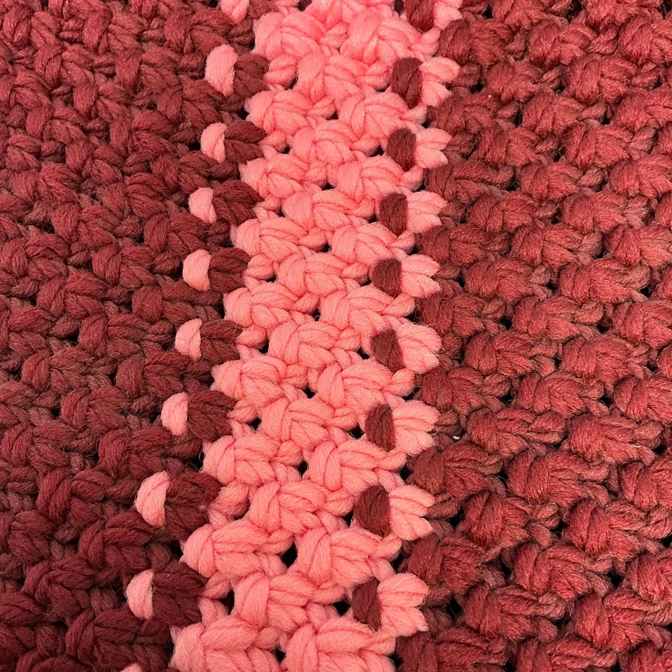 Bolso vintage hecho a mano con asa de madera de ganchillo - Cartera boho retro años 70, marrón y rosa Foto 3 de 4