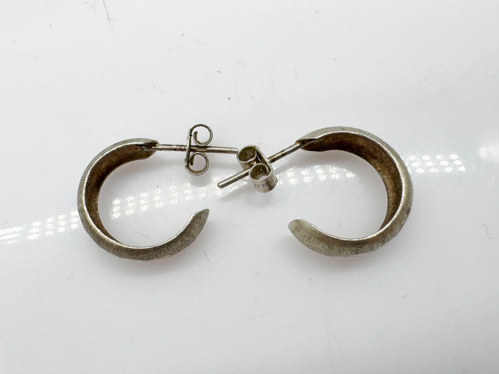 VINTAGE SOLID SILVER ETCHED PATTERN HALF HOOP LOO… - image 4