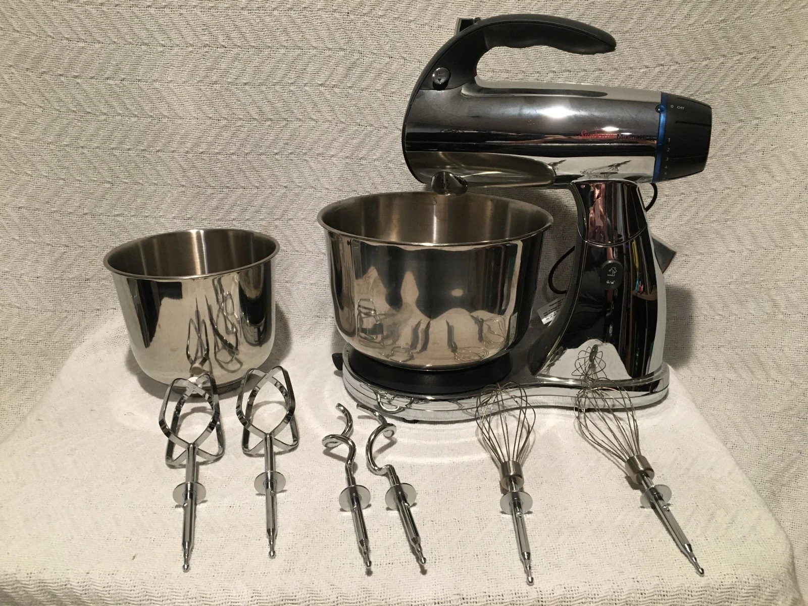 Sunbeam 2379 Mixmaster Chrome 12-Speed Stand Mixer Complete All Attachments
Opens in a new window or