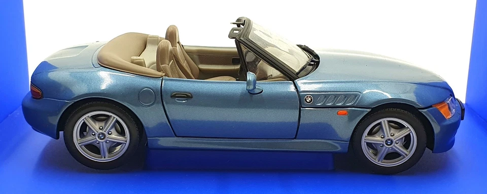 UT Models 1/18 Scale Diecast 180 024336 - BMW Z3 007 Goldeneye - Blue - Image 4 of 4
