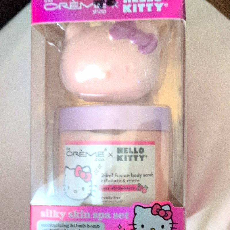 The Crème Shop x Hello Kitty Spa Set Body Scrub & Bath Bomb Strawberry