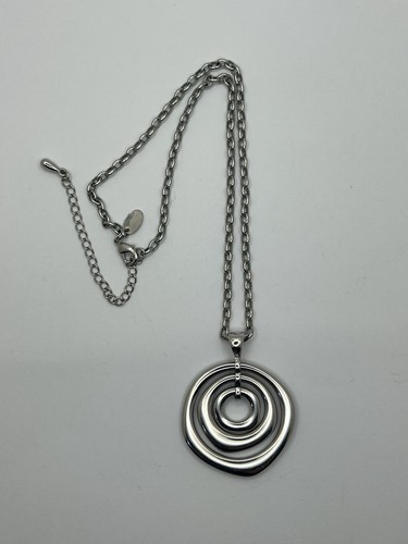 Collana catena tono argento Lia Sophia "Circlet" smalto viola cerchi legati - Foto 5 di 6