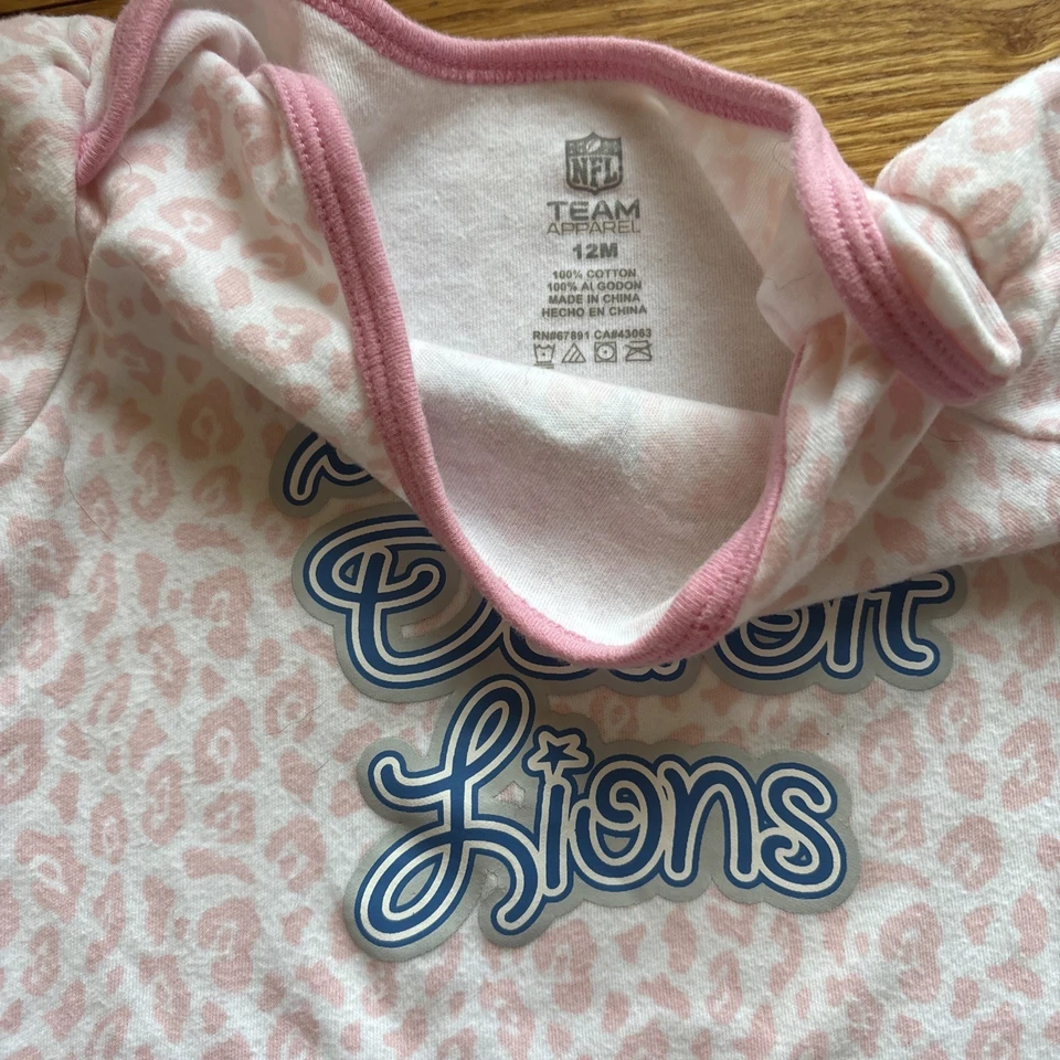 Bebé niña Detroit Lions, talla 12M, jersey, estampado Big Cat, una pieza. Foto 4 de 4