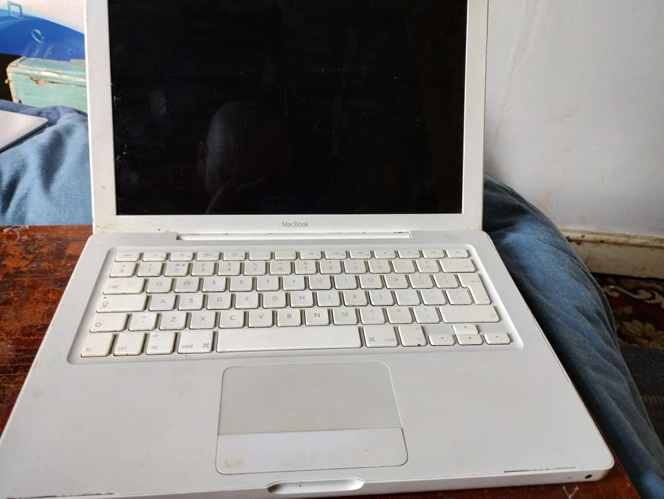 Apple Macbook A1181 spares or repair - Image 2 of 4