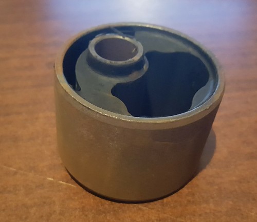 Alfa Romeo 105 / Giulia transmission mount (Original Pirelli) 105.411.308.000 - Picture 2 of 2