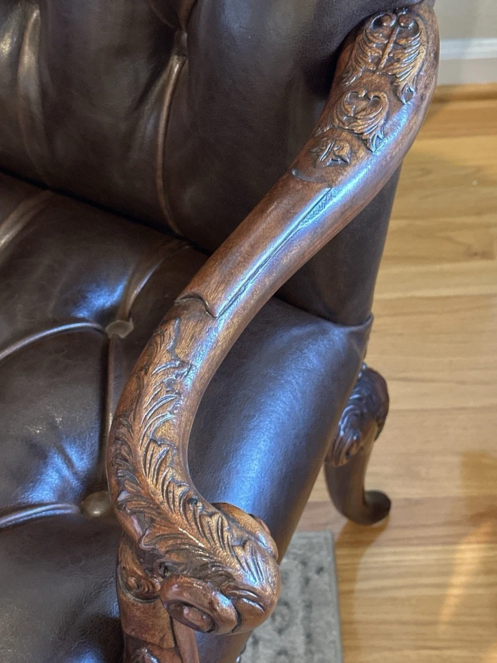 Juego de 2 sillones Theodore Alexander de cuero acolchado Foto 4 de 4