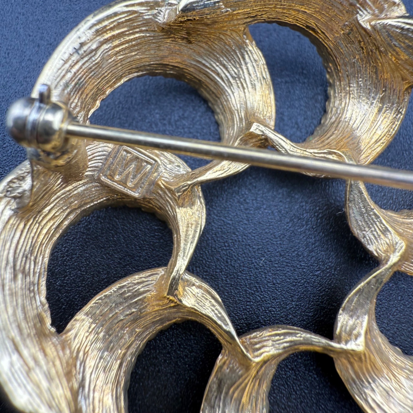 Gold-Tone Textured Interlocking Circle Vintage Br… - image 5