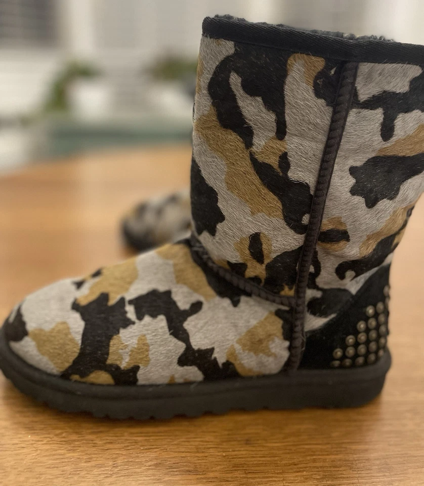 Bota para mujer Ugg Rowland camuflada pelo de becerro talla 6 tacón tachonado cuero S/N 1003389 Foto 4 de 4