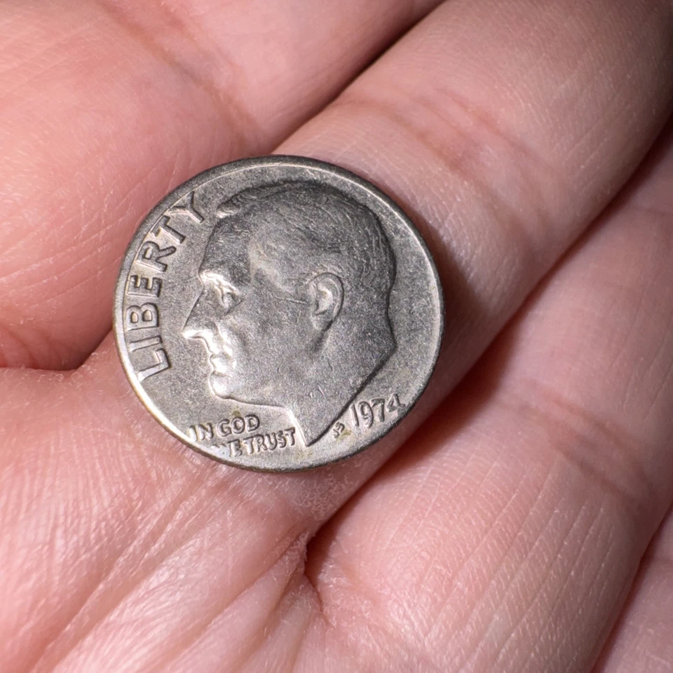 Монета номиналом 10 центов 1974 с изображением Рузвельта без знака монетного двора «W» НЕ В ХОРОШЕМ СОСТОЯНИИ - Изображение 2 из 4