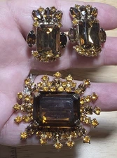Vtg Unranded Gold-Tone Chunky Topaz Color & Orange Rhines tone Brooch & Earrings