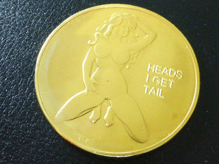 Erotische Akt Medaille in Farbe gold aus Nachlass Dachbodenfund Kellerfund